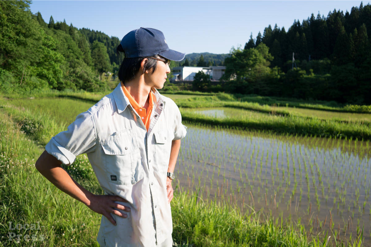 上越市の農業をする和田賢治が棚田を見つめる