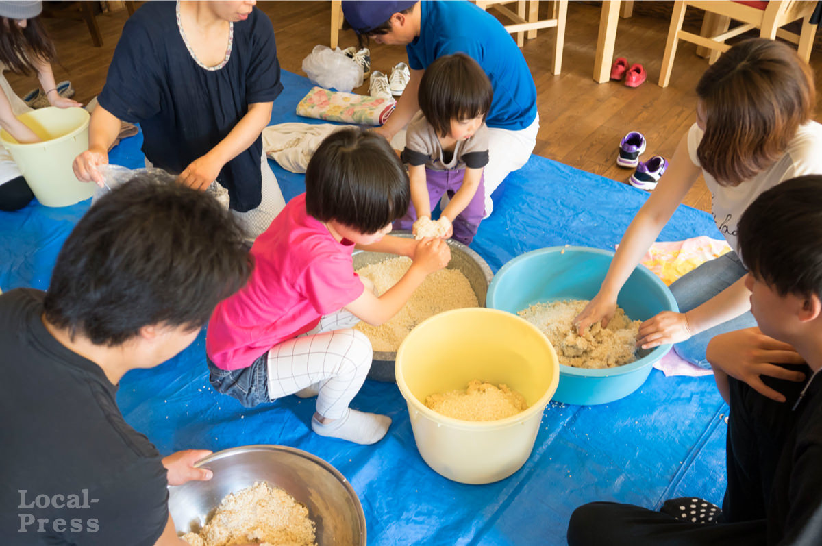 上越市のブランジェリーウーフで行われた味噌づくりの写真